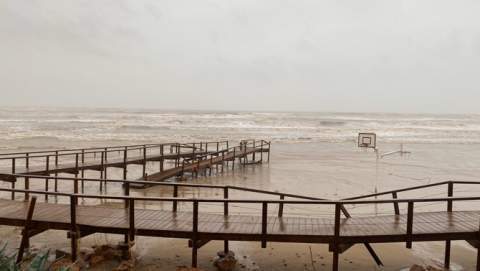 Pasarelas y plataforma de madera de la playa Romana