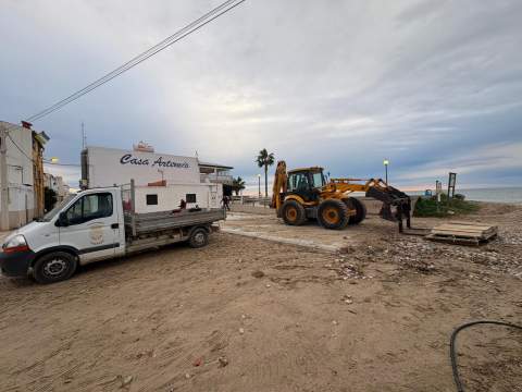 El Ayuntamiento de Cabanes inicia la recuperación del litoral tras el temporal marítimo ‘Harry’