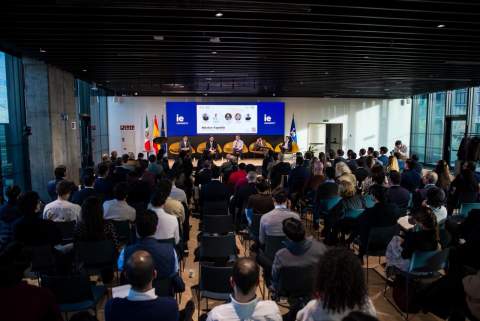 El economista Diego García del Río y el senador mexicano, Néstor Camarillo participaron en una ponencia sobre inversión y economía en la IE University