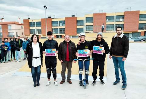 El alcalde, Vicente Pallarés, los concejales Rosario Robres y Carlos Gil, con los ganadores y los organizadores de la prueba de scooter.