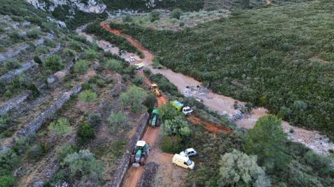 Santa Magdalena supervisa las obras de recuperación de caminos rurales tras los daños de la DANA