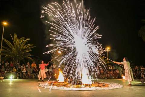 Visitants celebra en 2026 el 10º aniversario de ‘Olea’, una década de teatro de calle con raíces mediterráneas