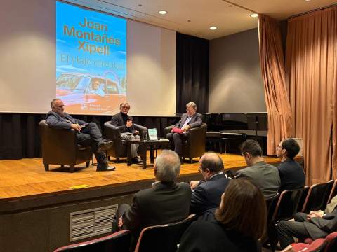 El viaje circular llega a París para afirmar que el centro del mundo está en Castellón coloquio sobre literatura, humor y territorio