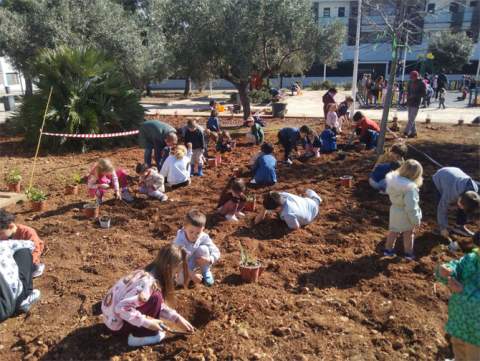 Alcalà-Alcossebre celebra el Día del Árbol con 462 niños y la incorporación de las Escuelas Infantiles Municipales