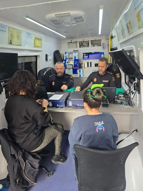 Oropesa del Mar acerca la expedición de DNI y pasaporte con la primera visita del VIDOC de la Policía Nacional