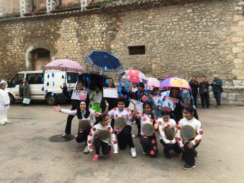 Santa Magdalena llena las calles de color y refranes con el Carnaval del CEIP Alberto Selma