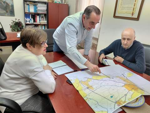 Vilafamés aborda con el Gobierno y la CHJ soluciones ante inundaciones y asegura agua para su expansión industrial