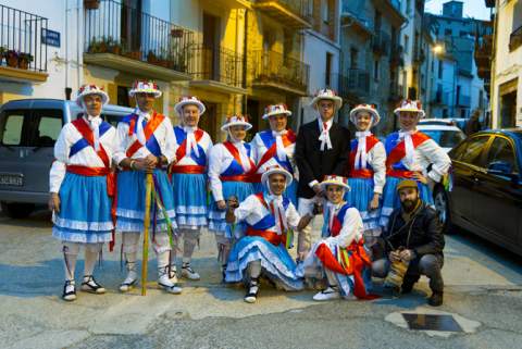 Benassal celebra por fin su esperado Carnaval, la tradicional Fiesta del Ajo