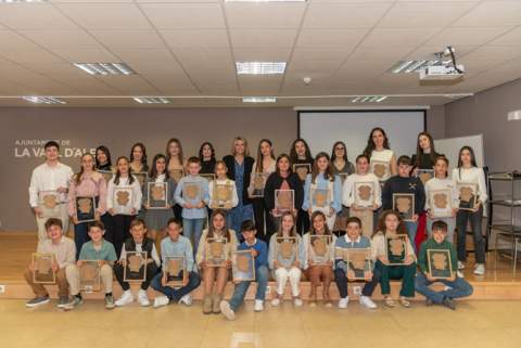 32 jóvenes acompañarán a Noa Gil Porcar en la representación festiva de Vall d’Alba 2026