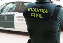 Guardias civiles de Alcalà de Xivert y Oropesa coordinan un operativo en la AP-7 que permite detener a los autores de un robo en una gasolinera