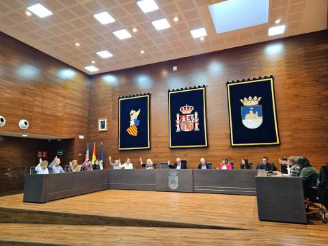 El Ayuntamiento de Oropesa del Mar aprueba en pleno la actualización de tarifas del agua, la prórroga del contrato de limpieza y la modificación de la ordenanza de playas