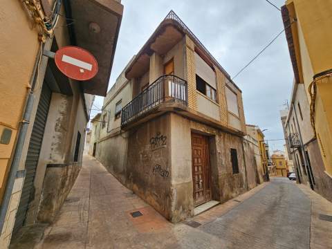 La Llosa mejora los accesos del municipio con la adquisición y derribo de una vivienda en ruinas