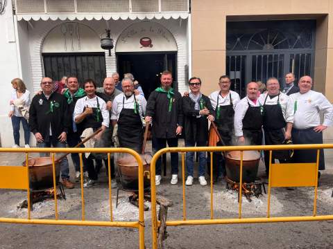 Las calderas de arroz y los casquetes de Sant Jordi protagonizan un encuentro gastronómico en las fiestas de la Magdalena de Castellón