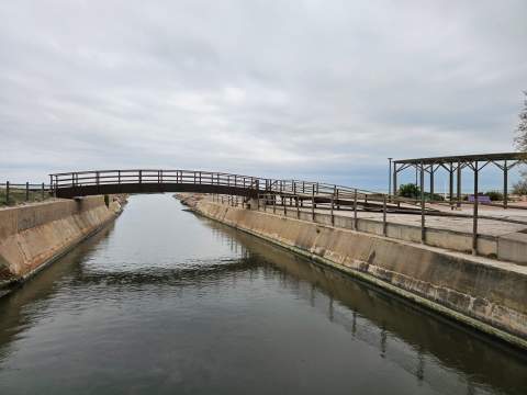 La Llosa avanza en la instalación de un chiringuito en su playa para este verano