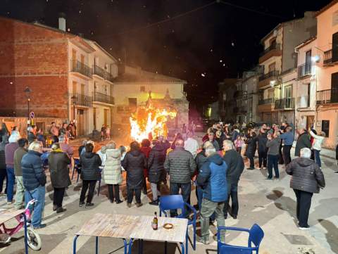 El Toro quema la primera falla de la provincia de Castellón en una fiesta que reúne a todo el pueblo