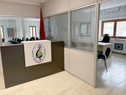 Santa Magdalena instala el nuevo mobiliario en la sala velatorio y en la escuela de música tras finalizar las obras de acondicionamiento