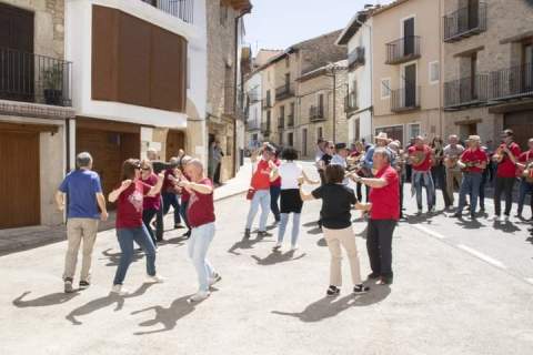 Castellfort se llena de música y baile en un animado bureo