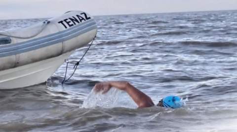 Jorge Crivillés completa el cruce del Río de la Plata e inicia el desafío de la Triple Corona del Fin del Mundo