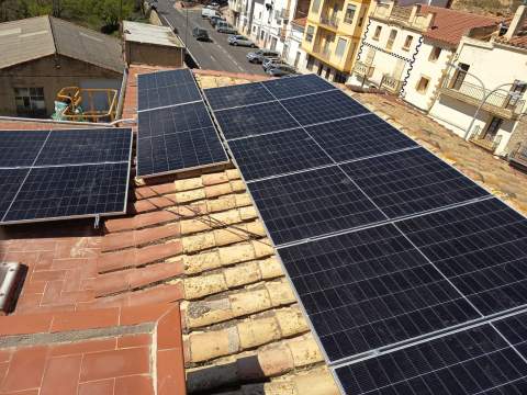 La Torre d’en Besora apuesta por la energía solar con una nueva instalación fotovoltaica en el Ayuntamiento