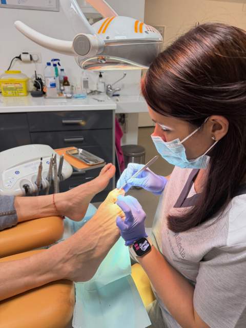 Una podóloga de Castellón lidera un avance clave en el tratamiento de las uñas encarnadas