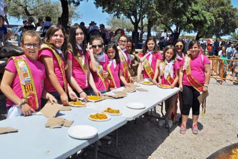 La comisión infantil posa ante la paella gigante.