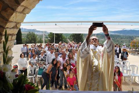 El párroco de Vall d’Alba se hizo un selfie con los feligreses.