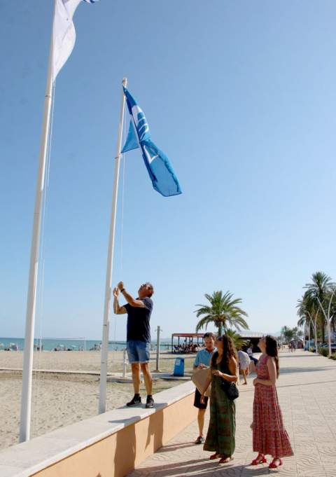 Torreblanca celebra el retorno de la Bandera Azul a Torrenostra: Doble reconocimiento en las playas municipales