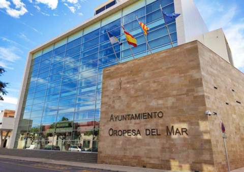 El pleno de Oropesa aprueba la liquidación del contrato de agua de Les Amplàries y debate mociones sobre bienestar animal y energía