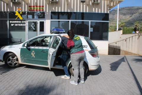 Detenido un hombre por dos robos con violencia en comercios de Vilanova d’Alcolea y Ribera de Cabanes