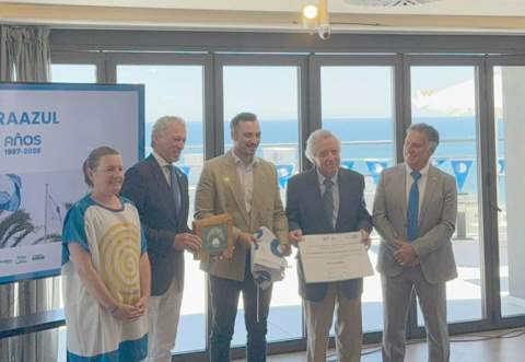 La playa del Cargador luce un distintivo especial por sus 40 años con bandera azul ininterrumpida