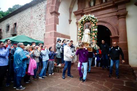 La romería a les Santes marca el corazón de las fiestas de mayo en Cabanes