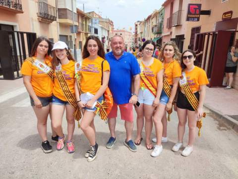 La reina y damas, con la camiseta de la Penya ‘Les Dones’; y el alcalde.