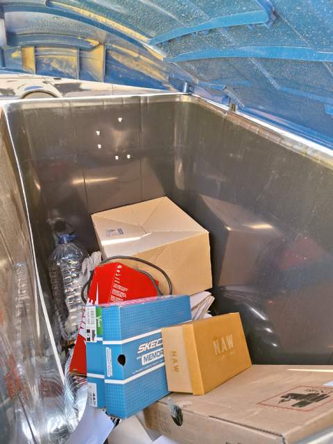 Interior de contenedor de papel y cartón