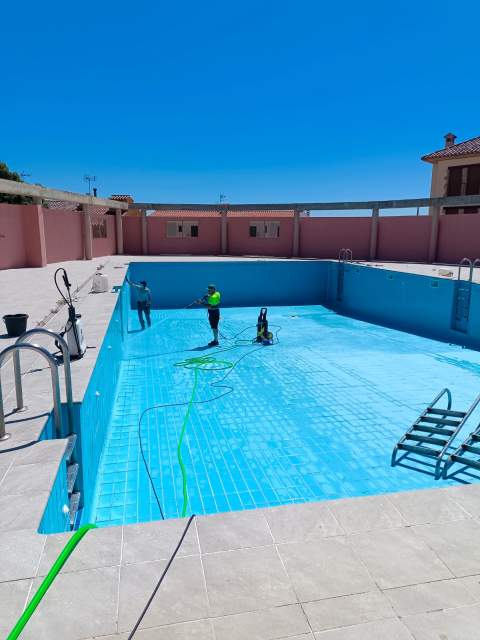 Vistabella ultima los detalles para la apertura de la piscina