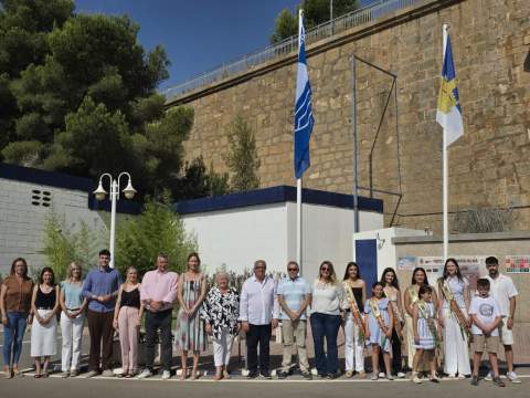 Oropesa del Mar da la bienvenida al verano con la tradicional izada de banderas en sus playas y puerto deportivo