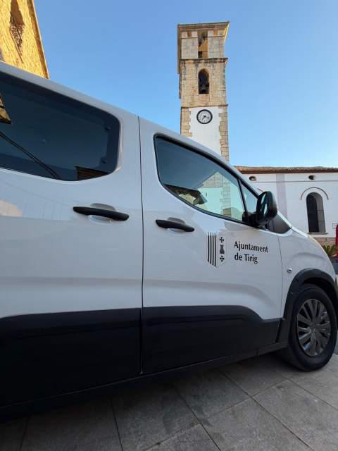 Tírig refuerza el transporte sanitario para mayores con la incorporación de una furgoneta municipal
