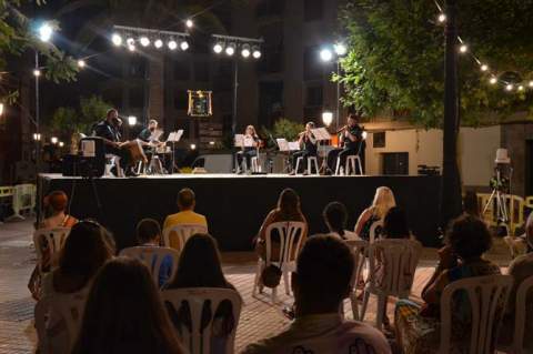 Dolçainers i tabaleters L’Embolic d’Orpesa