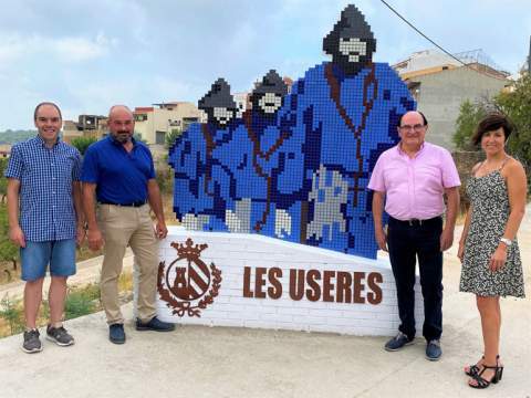 El alcalde, Jaime Martínez, acompañados por los concejales del equipo de gobierno Noelia Herrero, Leonardo Gil y Alejandro Vidal, junto a uno de los nuevos paneles que dan la bienvenida a les Useres.