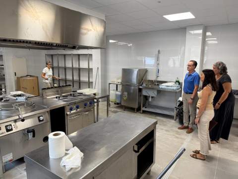 El CEIP La Mola de Alcossebre estrena comedor y cocina renovados para el nuevo curso escolar