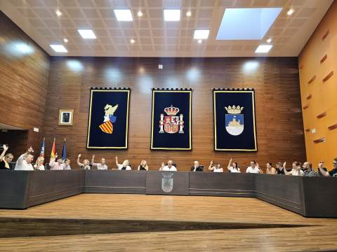 El pleno de septiembre en Oropesa del Mar reconoce la labor de seis agentes de Policía Local y nombra a las reinas de las Fiestas Patronales 2025