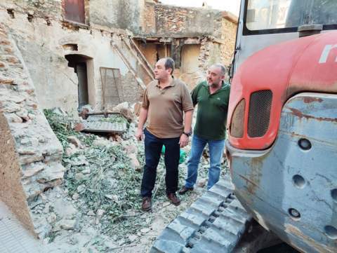 El alcalde, Vicente Pallarés, acompañado por el teniente de alcalde Julián Torner, supervisan los trabajos de derribo de la vivienda de la calle Santísima Trinidad 28 de Sant Joan de Moró.