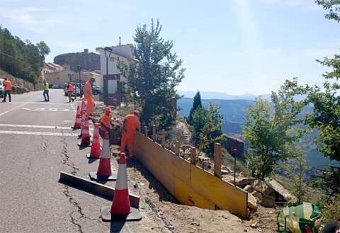 Ares mejora la entrada al municipio con las obras de reparación de la calzada tras el desprendimiento