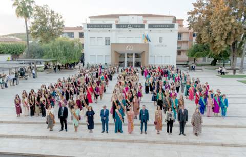 Más de 300 reinas y damas se reencuentran en Vall d’Alba en un homenaje a cinco décadas de fiestas
