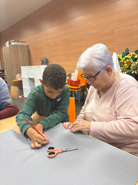 Mayores y niños se encuentran gracias al proyecto intergeneracional del SPAP de Santa Magdalena