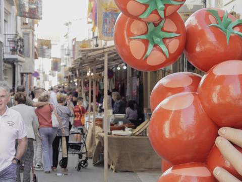 La Fira de la Tomata de Penjar de Alcalà de Xivert resiste al cambio de fecha y logra vender 3.500 kilos de producto local