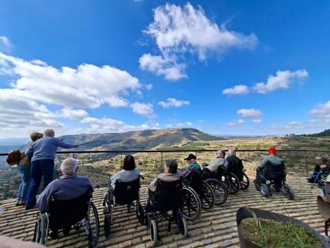 Ares del Maestrat, un pueblo para todos: los mayores de Vilafranca redescubren su encanto histórico y humano