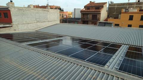 El edificio multiusos de Torreblanca se convierte en referente de autoconsumo energético con más de 100 placas solares