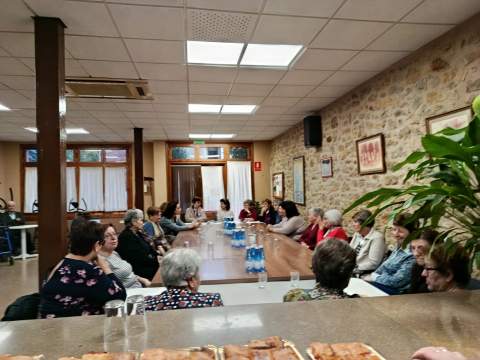 Benassal celebra el Día de la Mujer Rural con una tertulia dedicada al papel femenino en la matanza del cerdo