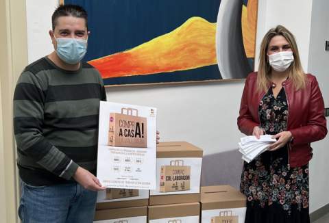 La alcaldesa Marta Barrachina y el concejal Andrés Gual, con una de las urnas de ‘Compra a casa’