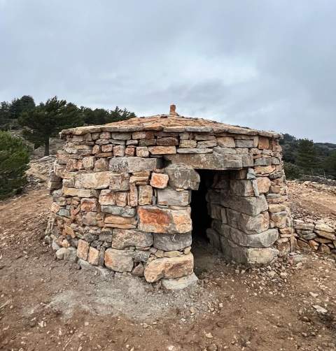 El alumnado de Vistabella del Maestrat construye una nueva caseta de piedra en seco en un proyecto pionero de educación patrimonial